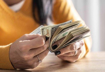 A queda do dólar significa que os americanos que viajarem para o exterior verão seu dinheiro comprar menos -  (crédito: Bloomberg via Getty Images) -A queda do dólar significa que os americanos que viajarem para o exterior verão seu dinheiro comprar menos -  (crédito: Bloomberg via Getty Images)