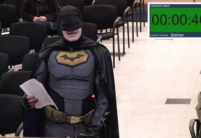 Um homem vestido de Batman repreendendo autoridades da cidade que sediará o Super Bowl em fevereiro. O protesto ocorreu devido a alegações de que eles poderiam permitir que agentes do ICE (Serviço de Imigração e Alfândega) patrulhassem a final da NFL. -  (crédito: AFP) -Um homem vestido de Batman repreendendo autoridades da cidade que sediará o Super Bowl em fevereiro. O protesto ocorreu devido a alegações de que eles poderiam permitir que agentes do ICE (Serviço de Imigração e Alfândega) patrulhassem a final da NFL. -  (crédito: AFP)