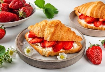 Croissant de morango e cream cheese  
(Imagem: artem evdokimov | Shutterstock)
 -  (crédito: EdiCase) -Croissant de morango e cream cheese  
(Imagem: artem evdokimov | Shutterstock)
 -  (crédito: EdiCase)