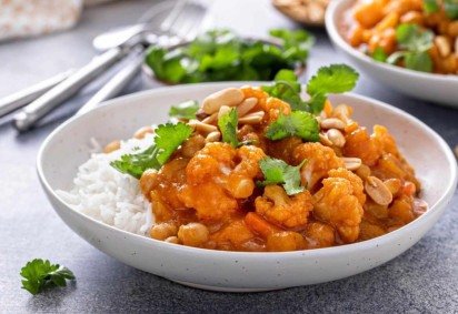 Curry de grão-de-bico com couve-flor e abóbora (Imagem: Elena Veselova | Shutterstock) -  (crédito: EdiCase) -Curry de grão-de-bico com couve-flor e abóbora (Imagem: Elena Veselova | Shutterstock) -  (crédito: EdiCase)