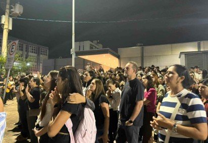  Na &uacute;ltima sexta-feira (30/1), amigos e parentes da v&iacute;tima reuniram-se em uma vig&iacute;lia com ora&ccedil;&otilde;es pela sa&uacute;de do adolescente agredido  -  (crédito:  Vitoria Torres/CB/D.A Press) - Na &uacute;ltima sexta-feira (30/1), amigos e parentes da v&iacute;tima reuniram-se em uma vig&iacute;lia com ora&ccedil;&otilde;es pela sa&uacute;de do adolescente agredido  -  (crédito:  Vitoria Torres/CB/D.A Press)