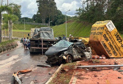 Caminhão atinge 10 carros parados no Jardim Botânico e uma pessoa fica ferida -  (crédito: Mila Ferreira ) -Caminhão atinge 10 carros parados no Jardim Botânico e uma pessoa fica ferida -  (crédito: Mila Ferreira )