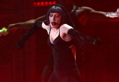 Lady Gaga interrompeu show para falar sobre a situação nos Estados Unidos e demonstrar solidariedade a imigrantes e famílias afetadas por ações do ICE -  (crédito: MAURO PIMENTEL / AFP)