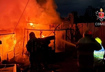 Bombeiros combatem inc&ecirc;ndio em casebre no N&uacute;cleo Bandeirante