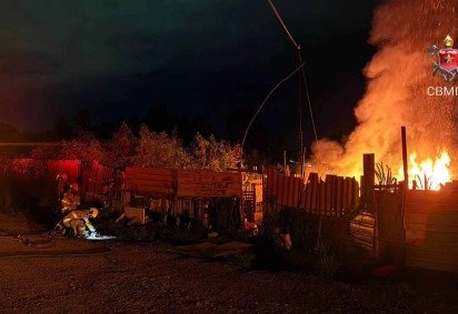 Bombeiros combatem inc&ecirc;ndio em casebre no N&uacute;cleo Bandeirante