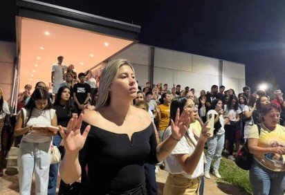 Elouise que, mesmo sem conhecer o adolescente, tomou a iniciativa de organizar a roda de oração -  (crédito: Vitória Torres | ) -Elouise que, mesmo sem conhecer o adolescente, tomou a iniciativa de organizar a roda de oração -  (crédito: Vitória Torres | )