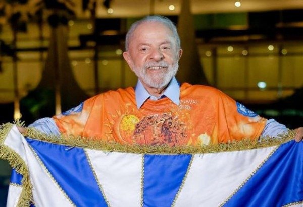 Presidente com a bandeira da Acadêmicos de Niterói, da qual tornou-se enredo em 2024. Em setembro de 2025, o samba sobre ele foi apresentado -  (crédito: Divulgação/Acadêmicos de Niterói)