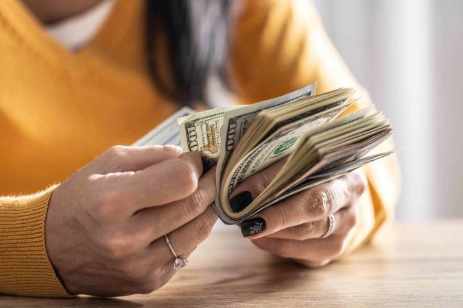 A queda do dólar significa que os americanos que viajarem para o exterior verão seu dinheiro comprar menos - (crédito: Bloomberg via Getty Images) A queda do dólar significa que os americanos que viajarem para o exterior verão seu dinheiro comprar menos - (crédito: Bloomberg via Getty Images)