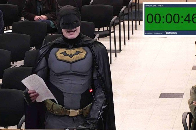 Um homem vestido de Batman repreendendo autoridades da cidade que sediará o Super Bowl em fevereiro. O protesto ocorreu devido a alegações de que eles poderiam permitir que agentes do ICE (Serviço de Imigração e Alfândega) patrulhassem a final da NFL. - (crédito: AFP) Um homem vestido de Batman repreendendo autoridades da cidade que sediará o Super Bowl em fevereiro. O protesto ocorreu devido a alegações de que eles poderiam permitir que agentes do ICE (Serviço de Imigração e Alfândega) patrulhassem a final da NFL. - (crédito: AFP)