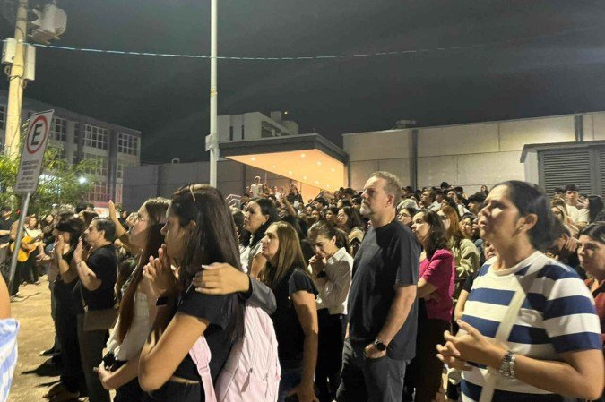 Família e amigos fazem vigília em frente a hospital onde adolescente espancado está internado - (crédito: Vitoria Torres/CB/D.A Press) Família e amigos fazem vigília em frente a hospital onde adolescente espancado está internado - (crédito: Vitoria Torres/CB/D.A Press)