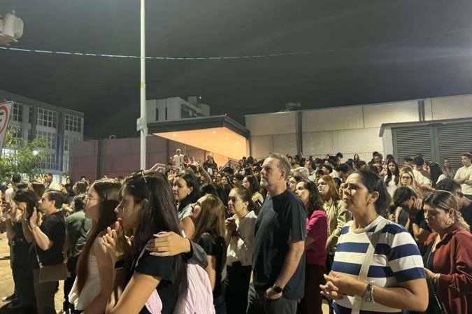 Na última sexta-feira (30/1), familiares e amigos organizaram um vigilia para o adolescente de 16 anos internado em estado gravíssimo - (crédito: Vitoria Torres/CB/D.A Press) Na última sexta-feira (30/1), familiares e amigos organizaram um vigilia para o adolescente de 16 anos internado em estado gravíssimo - (crédito: Vitoria Torres/CB/D.A Press)