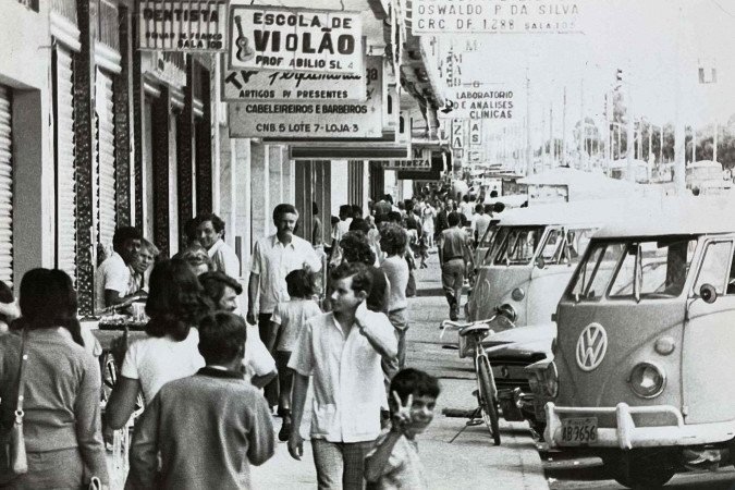 Foto de 1974 mostra o movimento intenso na avenida