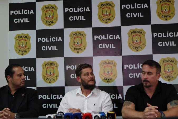 "Esse vídeo é muito superficial. É uma desculpa para ele mesmo. Não tem meu sobrinho ali, não tem família nenhuma naquele discurso", afirmou o tio da vítima, de branco - (crédito: Bruna Gaston CB/DA Press) "Esse vídeo é muito superficial. É uma desculpa para ele mesmo. Não tem meu sobrinho ali, não tem família nenhuma naquele discurso", afirmou o tio da vítima, de branco - (crédito: Bruna Gaston CB/DA Press)