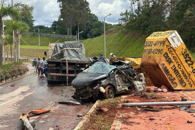 Caminhão atinge 10 carros parados no Jardim Botânico e uma pessoa fica ferida - (crédito: Mila Ferreira ) Caminhão atinge 10 carros parados no Jardim Botânico e uma pessoa fica ferida - (crédito: Mila Ferreira )
