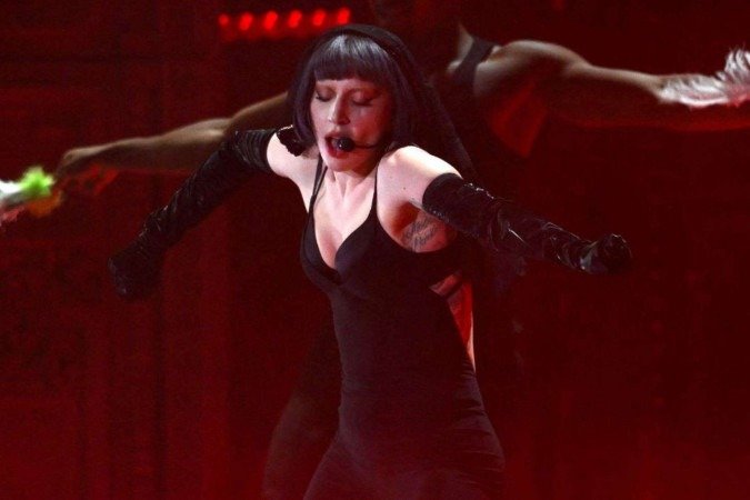 Lady Gaga interrompeu show para falar sobre a situação nos Estados Unidos e demonstrar solidariedade a imigrantes e famílias afetadas por ações do ICE - (crédito: MAURO PIMENTEL / AFP) Lady Gaga interrompeu show para falar sobre a situação nos Estados Unidos e demonstrar solidariedade a imigrantes e famílias afetadas por ações do ICE - (crédito: MAURO PIMENTEL / AFP)