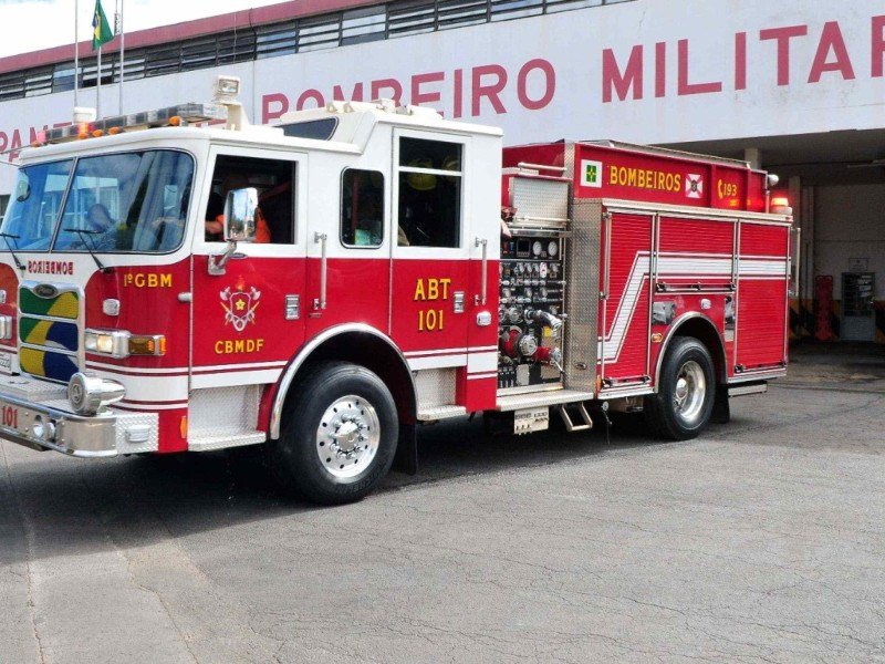 O Corpo de Bombeiros foi acionado e mobilizou duas viaturas, além do resgate aéreo -  (crédito: Agência Brasília)