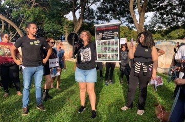 Manifestantes de diferentes estados brasileiros foram &agrave;s ruas na tarde deste s&aacute;bado (31) para cobrar justi&ccedil;a pela morte do c&atilde;o Orelha, em Florian&oacute;polis (SC)