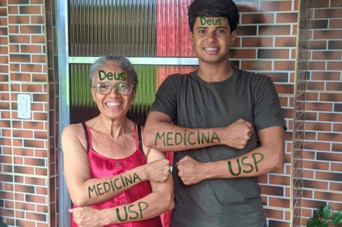 Jovem baiano passa em 1º lugar em medicina na USP e viraliza; Wesley de Jesus e a mãe na foto  -  (crédito: Cedido ao Correio )