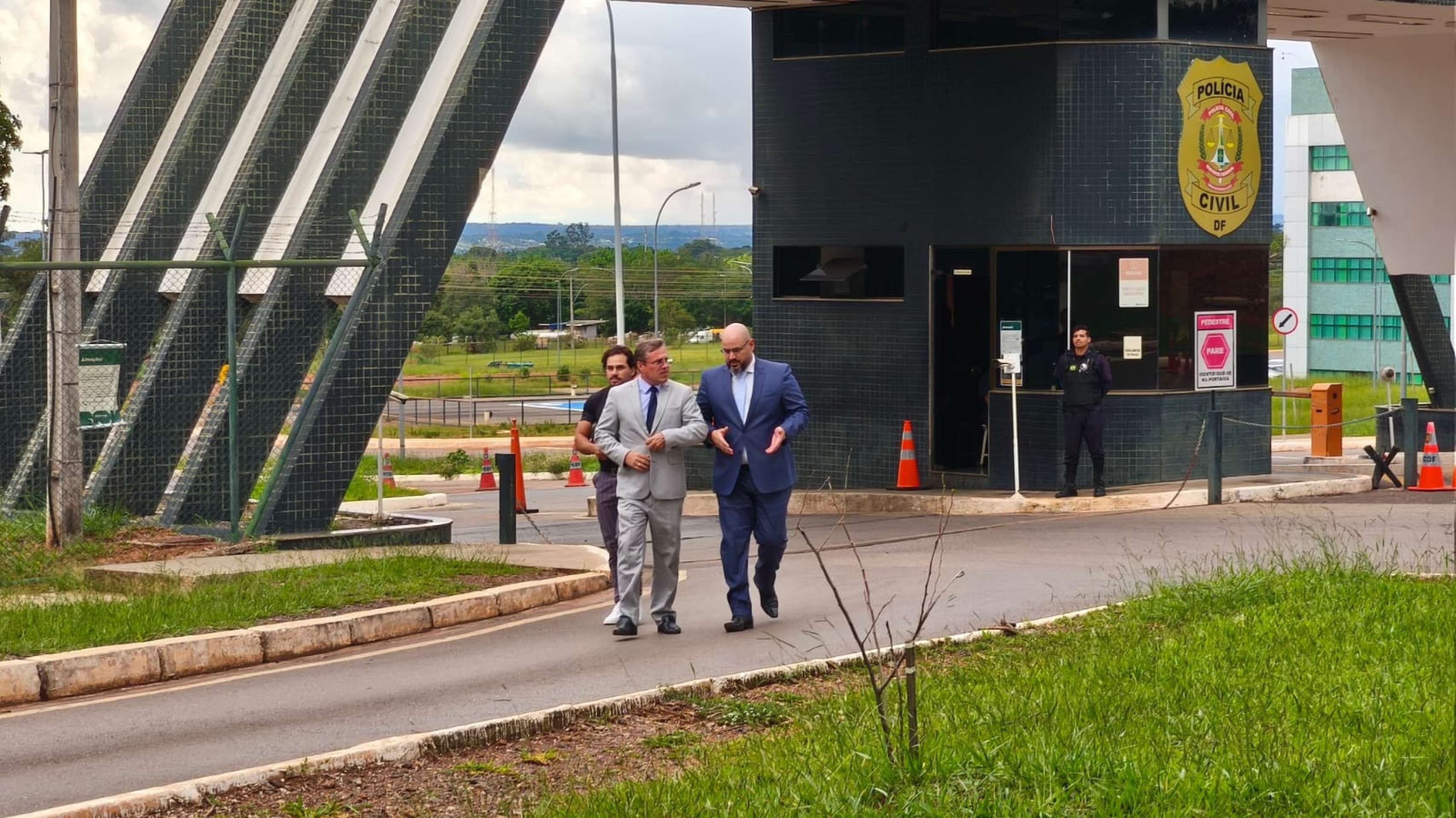 Advogados de Pedro Turra saem do Departamento de Pol&iacute;cia Especializada (DPE), onde foi realizada a audi&ecirc;ncia de cust&oacute;dia ontem