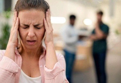 O aumento dos estudos indica que muitas das supostas causas da enxaqueca, na verdade, são seus sintomas iniciais -  (crédito: Science Photo Library via Getty Images) -O aumento dos estudos indica que muitas das supostas causas da enxaqueca, na verdade, são seus sintomas iniciais -  (crédito: Science Photo Library via Getty Images)