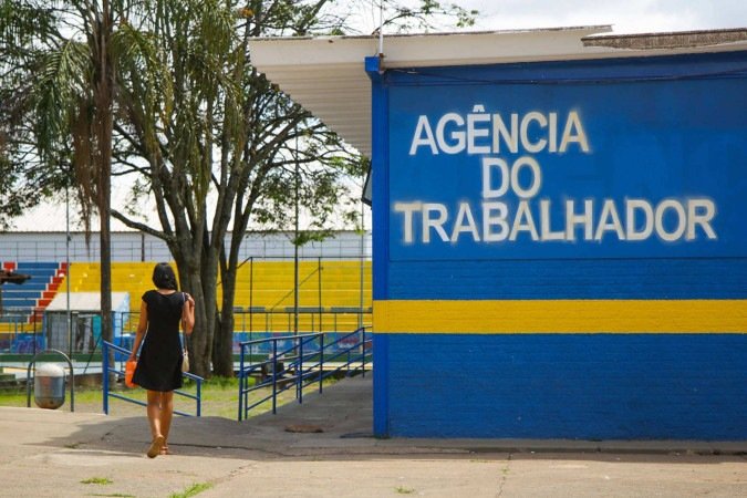 Para participar das seleções, os trabalhadores podem cadastrar seu currículo por meio do aplicativo da Carteira de Trabalho Digital ou comparecer a uma agência do trabalhador - (crédito: Tony Oliveira/Agência Brasília) Para participar das seleções, os trabalhadores podem cadastrar seu currículo por meio do aplicativo da Carteira de Trabalho Digital ou comparecer a uma agência do trabalhador - (crédito: Tony Oliveira/Agência Brasília)