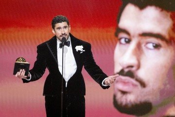 Bad Bunny aceita o prêmio de Álbum do Ano por 'DeBÍ TiRAR MáS FOToS' no palco durante a 68ª edição do GRAMMY       -  (crédito: Foto por EMMA MCINTYRE / GETTY IMAGES NORTH AMERICA / GETTY IMAGES VIA AFP)