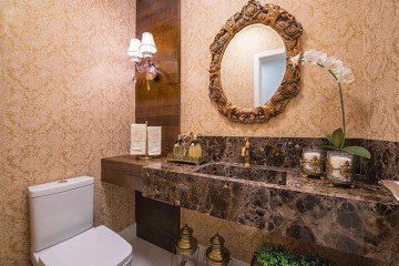 Em lavabos, a decoração clássica também é aplicada 