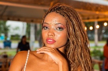 A grande tendência de maquiagem para o carnaval em 2026 são os brilhos e as pedrarias 
     -  (crédito: Fotos: Mariana Campos/CB/D.A Press)