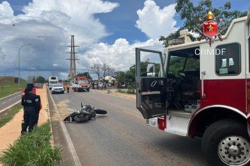 Motociclista morre após perder o controle de veículo e cair na pista após ultrapassagem na DF-450 - (crédito: CBMDF/Divulgação) Motociclista morre após perder o controle de veículo e cair na pista após ultrapassagem na DF-450 - (crédito: CBMDF/Divulgação)