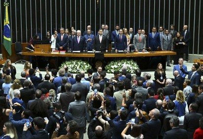 Plen..rio da C..mara dos Deputados durante sess..o solene destinada a inaugurar a 4.. Sess..o Legislativa Ordin..ria da 57.. Legislatura. ..Em posi....o de respeito parlamentares, autoridades e convidados acompanham execu....o do Hino Nacional...Mesa: .ministro de Estado da Casa Civil da Presid..ncia da Rep..blica, Rui Costa; .presidente do Supremo Tribunal Federal (STF), ministro Edson Fachin; .presidente do Senado Federal, senador Davi Alcolumbre (Uni..o-AP); .presidente da C..mara dos Deputados, deputado Hugo Motta (Republicanos-PB); .primeiro-secret..rio da C..mara dos Deputados, deputado Carlos Veras (PT-PE). ..Foto: Jefferson Rudy/Ag..ncia Senado
     -  (crédito:  Jefferson Rudy/Agência Senado) - Plen..rio da C..mara dos Deputados durante sess..o solene destinada a inaugurar a 4.. Sess..o Legislativa Ordin..ria da 57.. Legislatura. ..Em posi....o de respeito parlamentares, autoridades e convidados acompanham execu....o do Hino Nacional...Mesa: .ministro de Estado da Casa Civil da Presid..ncia da Rep..blica, Rui Costa; .presidente do Supremo Tribunal Federal (STF), ministro Edson Fachin; .presidente do Senado Federal, senador Davi Alcolumbre (Uni..o-AP); .presidente da C..mara dos Deputados, deputado Hugo Motta (Republicanos-PB); .primeiro-secret..rio da C..mara dos Deputados, deputado Carlos Veras (PT-PE). ..Foto: Jefferson Rudy/Ag..ncia Senado
     -  (crédito:  Jefferson Rudy/Agência Senado)
