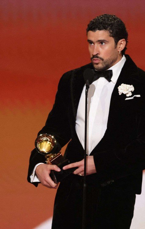 Bad Bunny aceita o prêmio de Melhor Álbum de Música Urbana no palco durante a 68ª edição do GRAMMY Awards na Crypto.com Arena em 1 de fevereiro de 2026 em Los Angeles - (crédito: KEVIN WINTER / GETTY IMAGES NORTH AMERICA / GETTY IMAGES VIA AFP) Bad Bunny aceita o prêmio de Melhor Álbum de Música Urbana no palco durante a 68ª edição do GRAMMY Awards na Crypto.com Arena em 1 de fevereiro de 2026 em Los Angeles - (crédito: KEVIN WINTER / GETTY IMAGES NORTH AMERICA / GETTY IMAGES VIA AFP)