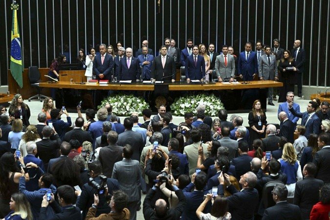  Plen..rio da C..mara dos Deputados durante sess..o solene destinada a inaugurar a 4.. Sess..o Legislativa Ordin..ria da 57.. Legislatura. ..Em posi....o de respeito parlamentares, autoridades e convidados acompanham execu....o do Hino Nacional...Mesa: .ministro de Estado da Casa Civil da Presid..ncia da Rep..blica, Rui Costa; .presidente do Supremo Tribunal Federal (STF), ministro Edson Fachin; .presidente do Senado Federal, senador Davi Alcolumbre (Uni..o-AP); .presidente da C..mara dos Deputados, deputado Hugo Motta (Republicanos-PB); .primeiro-secret..rio da C..mara dos Deputados, deputado Carlos Veras (PT-PE). ..Foto: Jefferson Rudy/Ag..ncia Senado
     -  (crédito:  Jefferson Rudy/Agência Senado)