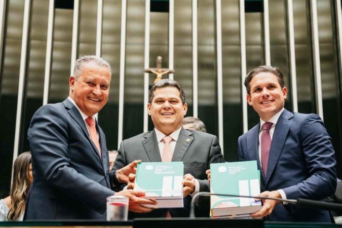 Rui Costa com Alcolumbre e Motta na entrega da mensagem do Planalto ao Congresso -  (crédito: Wagner Lopes/CC)