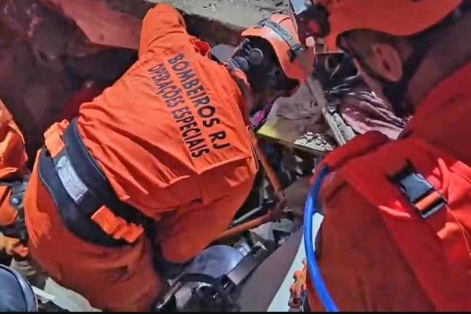 Cerca de 50 bombeiros, de sete quartéis diferentes, participaram da operação de resgate, incluindo equipes especializadas - (crédito: Divulgação/CBMERJ) Cerca de 50 bombeiros, de sete quartéis diferentes, participaram da operação de resgate, incluindo equipes especializadas - (crédito: Divulgação/CBMERJ)