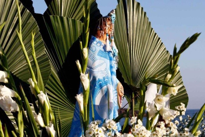No Dia de Iemanjá, religiosos e devotos prestam homenagens, expressam gratidão e fazem seus pedidos à beira do mar ou dos rios (Imagem: Thelma Amaro Vidales | Shutterstock) 
 -  (crédito: EdiCase)