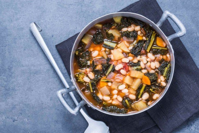 Feijão-branco com legumes e couve (Imagem: leonori | Shutterstock) -  (crédito: EdiCase)
