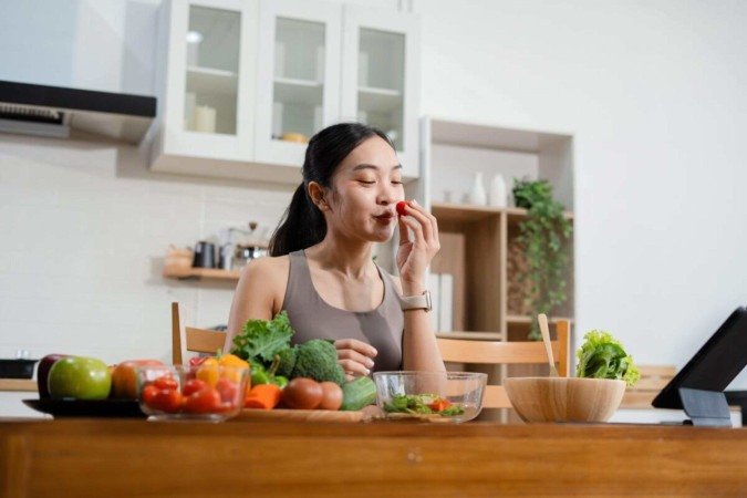 Fibras presentes em frutas e vegetais ajudam a eliminar toxinas do corpo e podem auxiliar na prevenção ao câncer (Imagem: THICHA SATAPITANON | Shutterstock) -  (crédito: EdiCase)