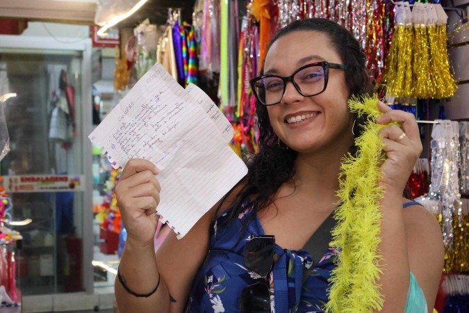 Maria Luiza tem uma lista de itens necessários para fantasias de carnaval 