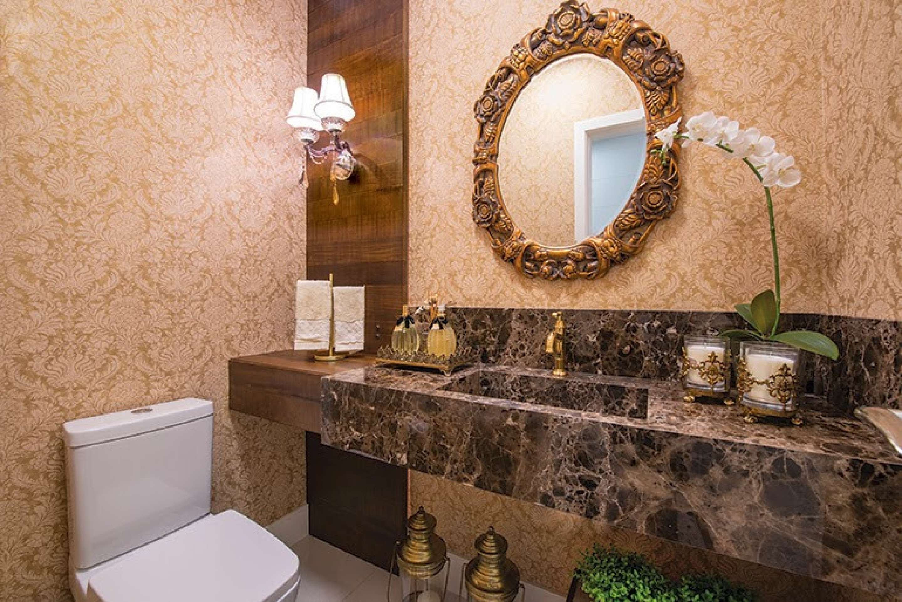 Em lavabos, a decora&ccedil;&atilde;o cl&aacute;ssica tamb&eacute;m &eacute; aplicada 