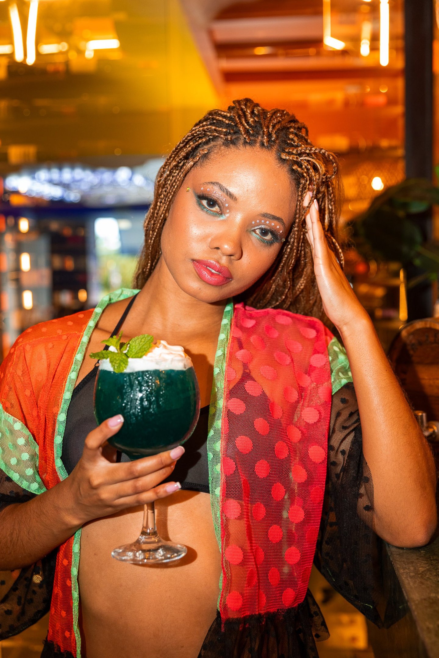 A aplica&ccedil;&atilde;o de pedrarias nas p&aacute;lpebras tornam a produ&ccedil;&atilde;o mais ousada     