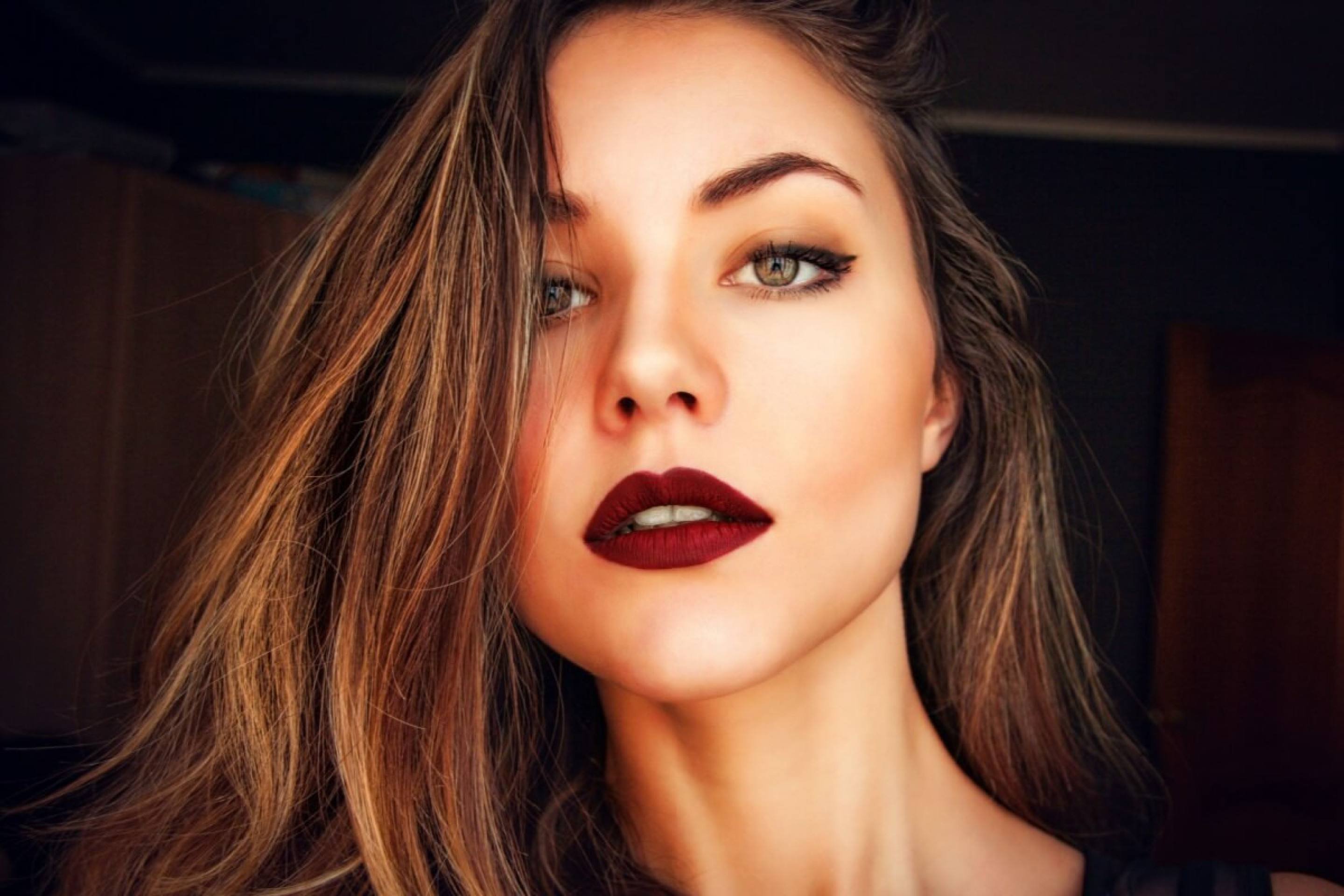 2026 é o novo 2016: nostalgia traz de volta a estética maximalista à maquiagem 