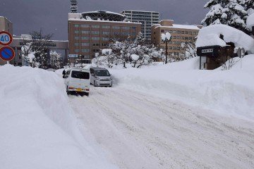 Pessoas transitam por uma rua coberta de neve na cidade de Aomori, em 3 de fevereiro de 2026 - (crédito: STR / JIJI PRESS / AFP) Pessoas transitam por uma rua coberta de neve na cidade de Aomori, em 3 de fevereiro de 2026 - (crédito: STR / JIJI PRESS / AFP)