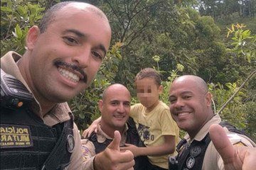 Policiais Militares da Zona da Mata mineira localizaram um menino autista, nível 3 de suporte, que estava desaparecido em uma área de vegetação. Ao adentrarem 1km mata a dentro, os agentes ouviram a criança cantar 'brilha, brilha, estrelinha' - (crédito: Reprodução/Polícia Militar) Policiais Militares da Zona da Mata mineira localizaram um menino autista, nível 3 de suporte, que estava desaparecido em uma área de vegetação. Ao adentrarem 1km mata a dentro, os agentes ouviram a criança cantar 'brilha, brilha, estrelinha' - (crédito: Reprodução/Polícia Militar)