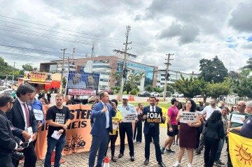 deputados e militantes de partidos da oposição realizaram um protesto em favor do impeachment do governador Ibaneis Rocha (MDB).  -  (crédito: Foto/Mila Ferreira)