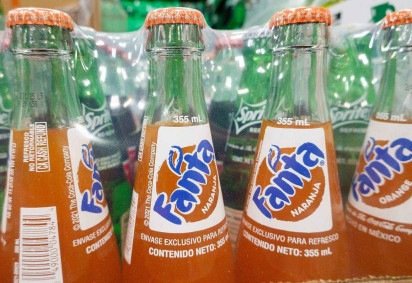 Fanta criada na Alemanha tinha coloração escura, sabor indefinido e era usada até mesmo como ingrediente culinário -  (crédito: Creative Commons/ Wikicommons) -Fanta criada na Alemanha tinha coloração escura, sabor indefinido e era usada até mesmo como ingrediente culinário -  (crédito: Creative Commons/ Wikicommons)