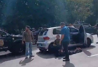 Três suspeitos foram atingidos dentro do imóvel invadido e um quarto morreu após troca de tiros com agentes na Avenida Faria Lima -  (crédito: Reprodução/X (@italomarsinho)) -Três suspeitos foram atingidos dentro do imóvel invadido e um quarto morreu após troca de tiros com agentes na Avenida Faria Lima -  (crédito: Reprodução/X (@italomarsinho))