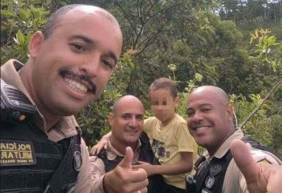 Policiais Militares da Zona da Mata mineira localizaram um menino autista, nível 3 de suporte, que estava desaparecido em uma área de vegetação. Ao adentrarem 1km mata a dentro, os agentes ouviram a criança cantar 