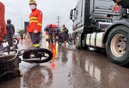 Bombeiros encontraram o condutor da moto ca&iacute;do no ch&atilde;o, sem sinais vitais  -  (crédito: Divulga&ccedil;&atilde;o CBMDF) -Bombeiros encontraram o condutor da moto ca&iacute;do no ch&atilde;o, sem sinais vitais  -  (crédito: Divulga&ccedil;&atilde;o CBMDF)