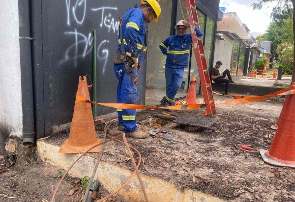 Manutenção da Neoenergia em comércio da 412 Sul durou mais de cinco horas -  (crédito: Fotos: Davi Cruz/CB/D.A Press)