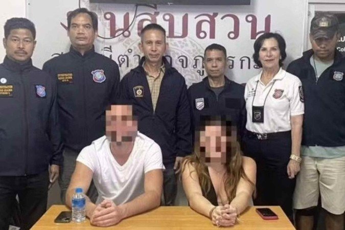 As autoridades de imigração optaram por revogar a autorização temporária que o casal tinha para estar no país, fazendo com que eles fossem deportados de volta à França - (crédito: Reprodução/ Facebook/ Phuketandamannews) As autoridades de imigração optaram por revogar a autorização temporária que o casal tinha para estar no país, fazendo com que eles fossem deportados de volta à França - (crédito: Reprodução/ Facebook/ Phuketandamannews)